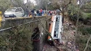 पास देने के चक्कर में पुल से नीचे गिरी निजी बस, 17 लोग घायल