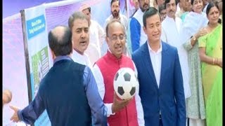 दिल्ली - संसद भवन में खेल मंत्री ने सांसदों को दी फुटबॉल
