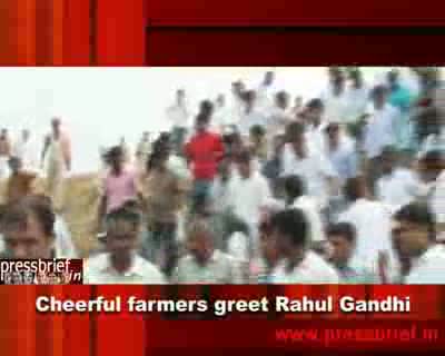 Cheerful farmers greet Rahul Gandhi
