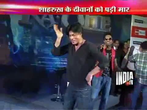 Shah Rukh Khan Promotes RA.One On Delhi Metro Airport Line