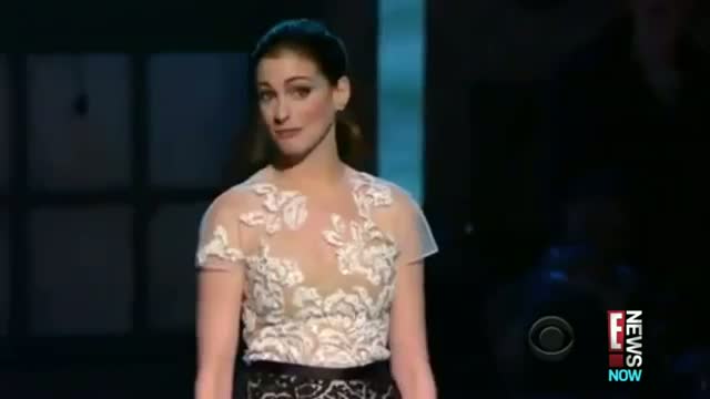 Anne Hathaway Does the Splits