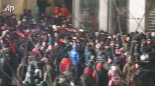 Eggs Thrown at Apple Store in China