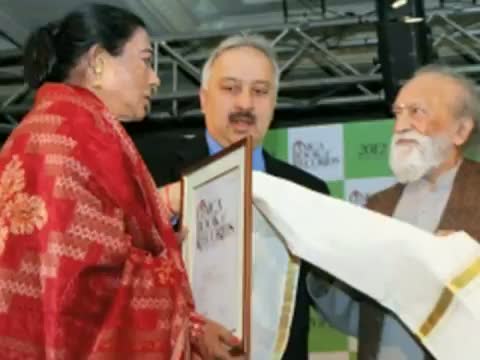 Asha Bhosle, Gulzar Awarded By Limca Book Of Records - Bollywood News