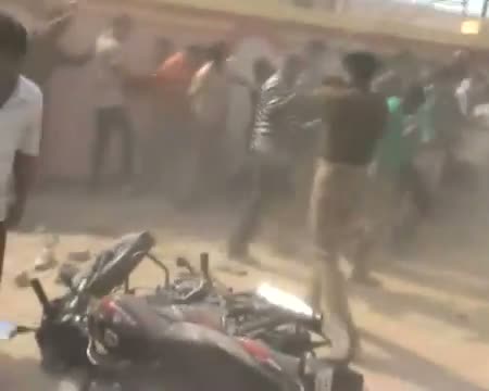 Patna Police charges baton on Kabbadi fans