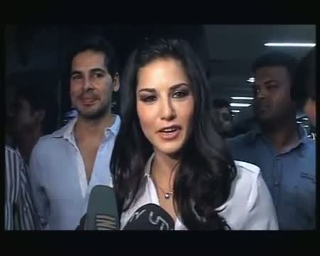 Sunny Leone returns India with husband