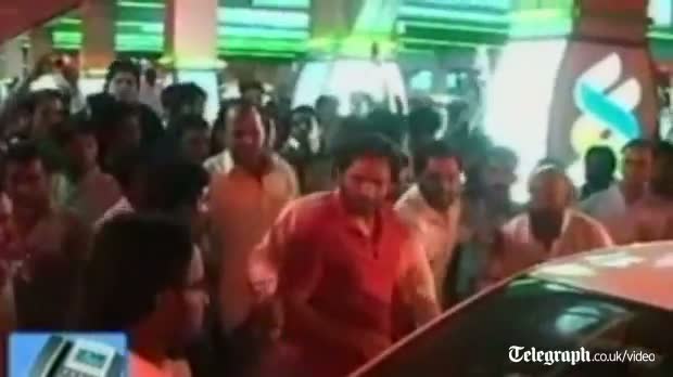 Cricketer Shahid Afridi attacks fan at airport video