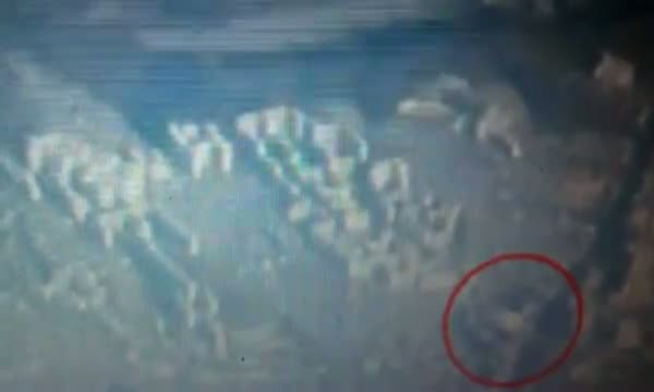 Airplane passengers surprised by UFO Seoul Korea