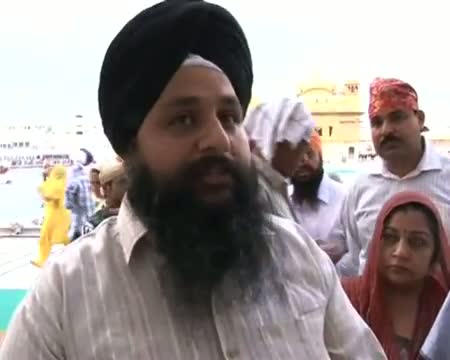 Sikhs throng Golden Temple on Baisakhi
