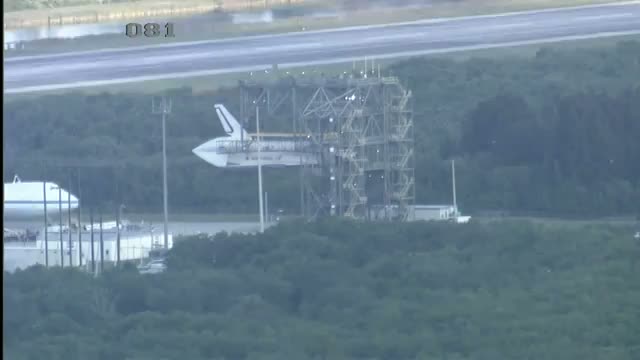 Shuttle Discovery attached to 747 (time-lapse video)
