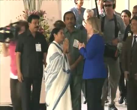 Clinton visits La Martiniere School in Kolkata