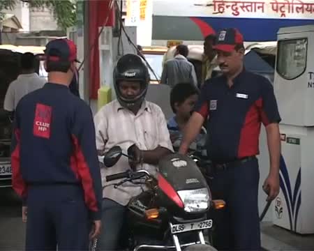 Delhi Petrol cheaper Rs 1.30, CNG up by Rs 1.75