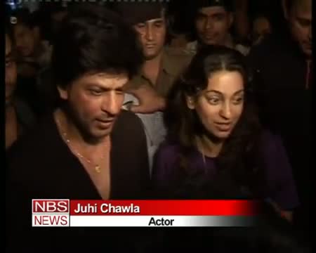 Click! SRK & Juhi at Mumbai airport