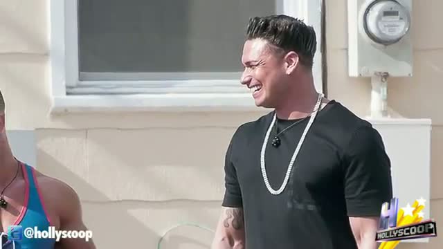 Snooki Moves Into 'Jersey Shore' House With Entire Cast