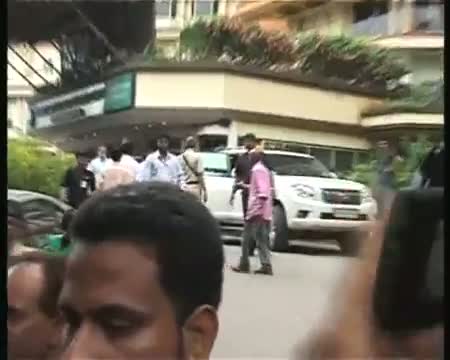 Raj Thackeray drives Uddhav home from hospital