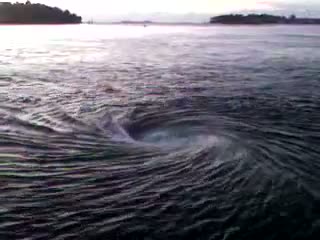 Amazing biggest whirlpool - Tourbillon barrage de la Rance