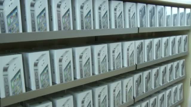 Apple Sags As Consumers Buy Cheaper iPhones