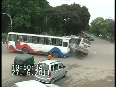 Live Bus Accident, Farget, Dhaka, Bangladesh