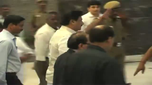 Maharashtra CM visits Deshmukh at hospital