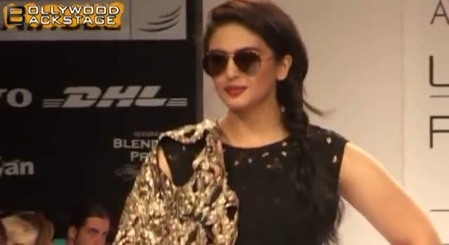 Kareena Kapoor showstopper at Lakme Fashion Week 2012