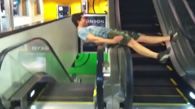 Escalator Fail - hilarious u will laugh in the first 5 sec! 