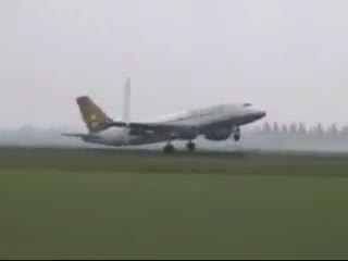 Aeroplane Dancing Landing !!
