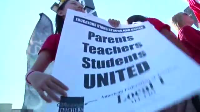 Chicago Teachers Strike Rolls Into 2nd Day