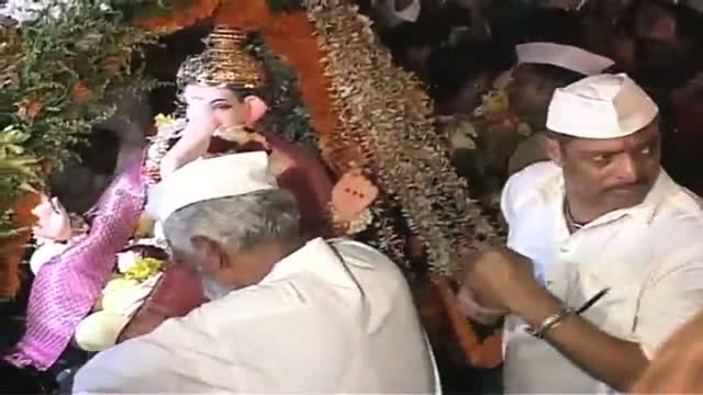 Nana Patekar celebrates Ganpati Visarjan