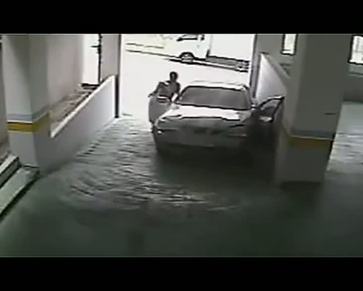 Epic Woman Pulling In A Parking Garage Fail