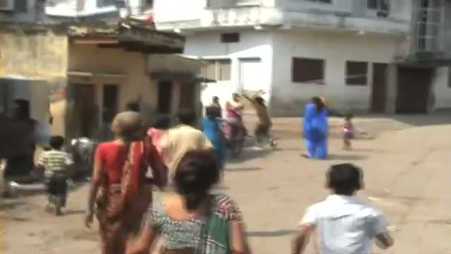 Girls beat Eve teaser in Varanasi on Camera
