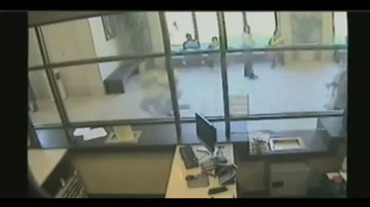 Guy Escapes From The Courtroom