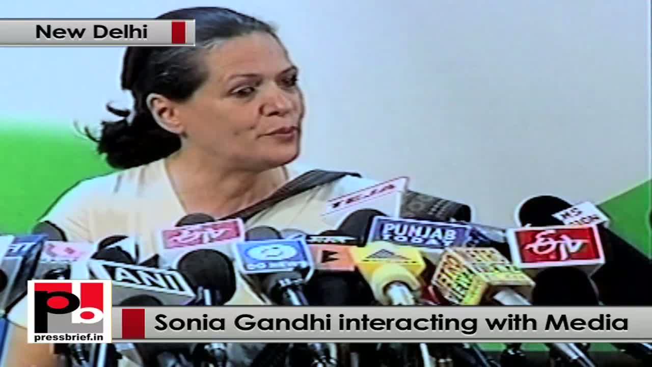 Sonia Gandhiâ€™s press-meet after the Congress victory in the last Ls polls 