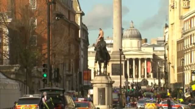 Raw: Naked Man Climbs London Statue