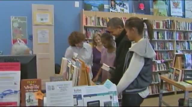 Raw: Obama, Daughters Go Christmas Shopping