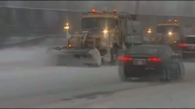 Raw: Buffalo, N.Y. Sees First Snowfall