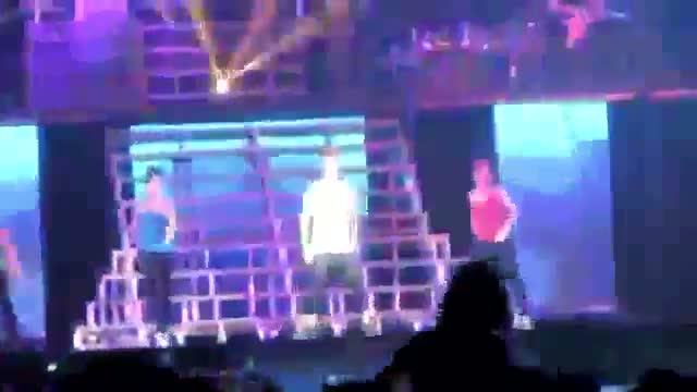 Selena Gomez & Alfredo Flores dancing to Beauty and a Beat Justin Bieber Live Minneapolis10.20.12