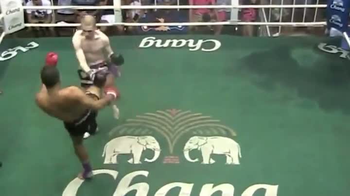 Muay Thai Fighter Suffers Leg Break