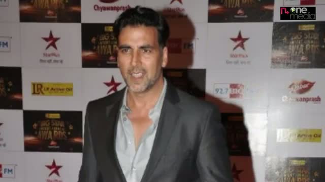 Shahrukh and Akshay were seen bonding with each Other at Big Star Entertainment Awards 2012
