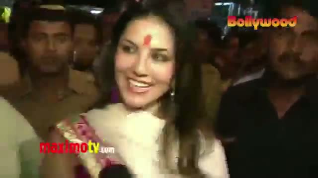 Sunny Leone Visits Siddhivinayak Temple Before "Ragini MMS 2" Shoot Mumbai
