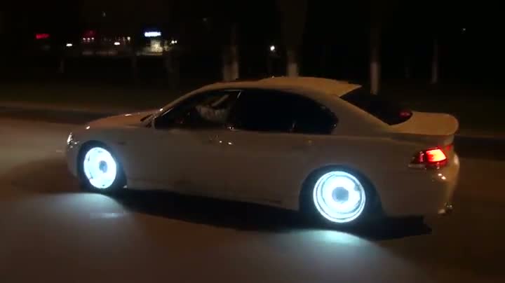 Glowing Rims on a BMW 7 Series