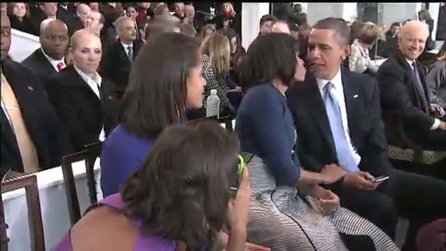 Malia's Photobomb Fail During Obama Kiss for Camera