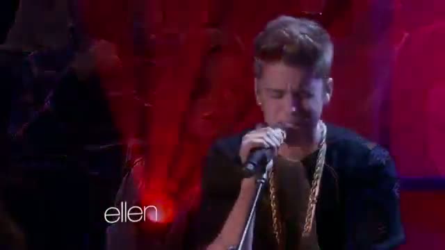 Justin Bieber Performs an Acoustic Version of 'Boyfriend'