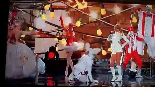 2013 Grammy Award Performance by Taylor SWIFT - e Are Never Getting Back Together