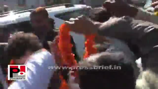 People greet Rahul Gandhi in Amethi