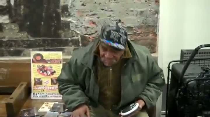 Homeless Man Singin Better Than Most Artists Today!