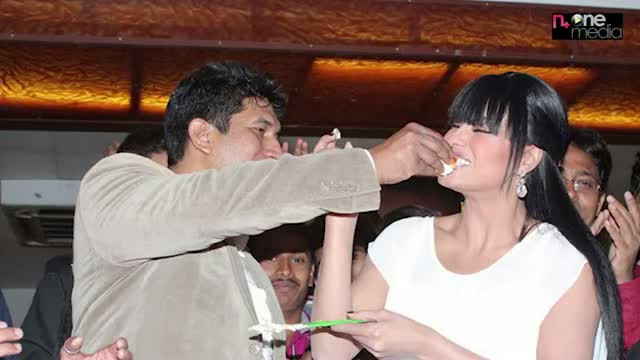 Veena Malik Attempts Salman Khan Kissing Guinness World Record