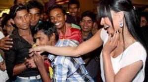 Veena Malik Kissing Record Over Than Salman Khan's (Birthday Moments)