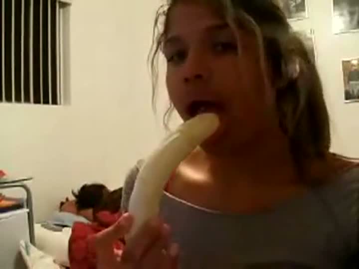 Girl Shows Us How to Eat a Banana