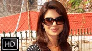 Priyanka Chopra Shocked by Waitress in Mumbai Restaurant