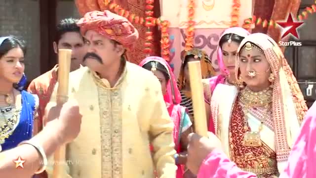 Diya Aur Baati Hum - 25th April 2013 - Ep 444