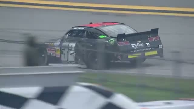 NASCAR: Kyle Larson blows a tire at Talladega!